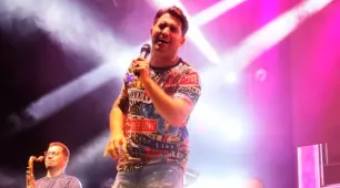 Mistura de ritmos marca a abertura do Carnaval 2025 em Mucuri