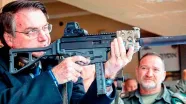 Moraes manda apreender arsenal de Bolsonaro, incluindo fuzis, pistolas e espingardas