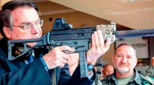 Moraes manda apreender arsenal de Bolsonaro, incluindo fuzis, pistolas e espingardas