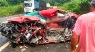 Motorista de 77 anos morre após colisão frontal entre carro e caminhão na BR-101