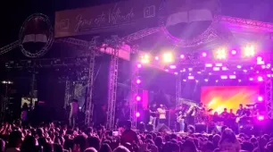 Multidão se reúne em Teixeira de Freitas em louvor a Deus no Dia da Bíblia