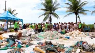 Mutirão retira mais de 776 quilos de resíduos da praia de Mucuri em ação de educação ambiental