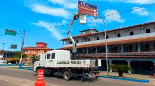 Nova Viçosa avança na infraestrutura urbana com a substituição das placas de sinalização