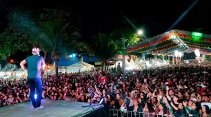 Nova Viçosa vibra com João Gomes e a força da cultura nordestina na abertura do Forró do Asfalto
