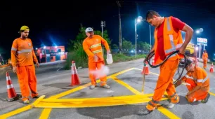 Novas sinalizações reforçam segurança nos cruzamentos da BR-101 em Teixeira de Freitas