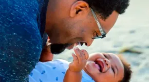 Novos prazos para licença-paternidade valem a partir de 2027; entenda