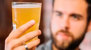 O que a cerveja faz no seu corpo para causar inchaço: você vai se surpreender