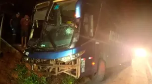 Ônibus da Águia Branca cai em valeta da BR-101 em Teixeira de Freitas e por pouco não causa uma tragédia