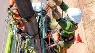 Operação retira mais de 640 toneladas de cabos de telefonia e internet instalados irregularmente em postes na Bahia