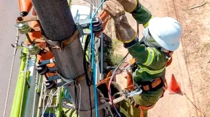 Operação retira mais de 640 toneladas de cabos de telefonia e internet instalados irregularmente em postes na Bahia