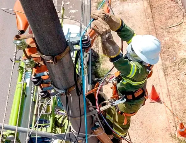 Operação retira mais de 640 toneladas de cabos de telefonia e internet instalados irregularmente em postes na Bahia