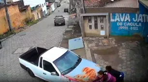 Perigo: Picape desgovernada ladeira abaixo colide assusta moradores