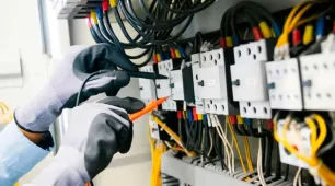 Plataforma gratuita oferece capacitação para eletricistas em meio à escassez de profissionais qualificados