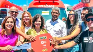 Prefeito Beto Pinto, vereador Pintão e deputada Cláudia Oliveira recebem nova ambulância para Medeiros Neto