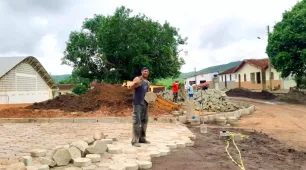 Prefeito Mildson dá ordem para iniciar obras de calçamento em Santa Rita do Planalto