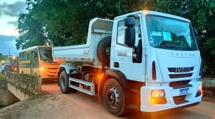 Prefeito Mildson Medeiros entrega caçamba nova para comunidade de Ibirajá