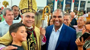 Prefeito Robertinho prestigia posse de Dom Aldemiro Sena e convida novo bispo para visita especial a Mucuri
