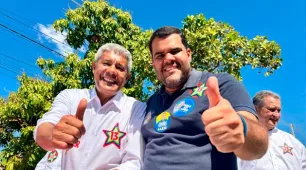 Prefeito União Brasil de ACM NETO recepciona Jerônimo com adesivo do 13 no peito