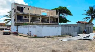 Prefeitura dá início à demolição de casarios em ruinas visando a construção de calçadão e quiosques na orla da Praia da Barra