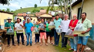 Prefeitura de Itanhém impulsiona economia ao entregar 150 mil alevinos a agricultores