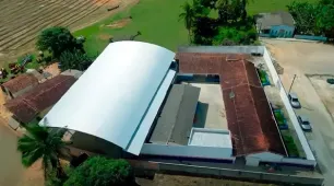 Prefeitura de Nova Viçosa avança com cobertura de quadra em Colônia Nova