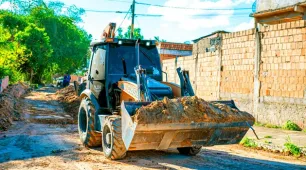 Prefeitura de Teixeira de Freitas avança com obras de pavimentação no município