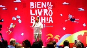 1º dia da Bienal do Livro Bahia promove encontro de estudantes da rede estadual com escritor premiado Itamar Vieira Júnior