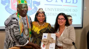 Rainha do Congo visita UNEB e emociona público com palestra sobre ancestralidade e herança africana