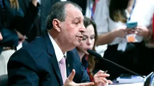 Relator da CCJ do Senado vota a favor da PEC do fim da escala 6x1
