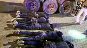Sete homens foram encontrados pela polícia com 1 tonelada de cocaína em compartimento falso de caminhão 