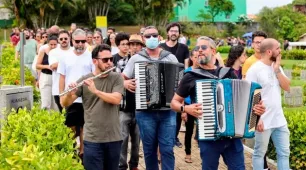 Sob acordes de sanfona, corpo de vocalista do Forró da Gota é enterrado em Salvador