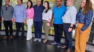 Suzano recebe comitiva de deputados e prefeitos na unidade de Mucuri
