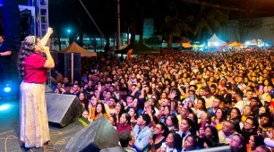 Teixeira em Adoração reúne multidão em noite de fé e louvor em Teixeira de Freitas