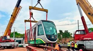 Trens do VLT de Salvador e RMS começam a ser transportados para procedimentos na fábrica em São Paulo