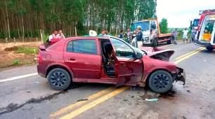 Três pessoas ficam gravemente feridas após acidente na BR-101