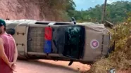Viatura da PM tomba durante patrulhamento em estrada de chão em Porto Seguro 