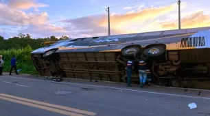Vídeo mostra momento do acidente com ônibus de turismo que deixou 09 mortos na BR 101